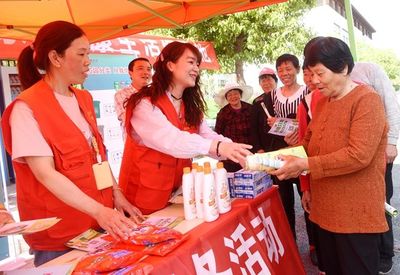 鹽城城管志愿者開(kāi)展農(nóng)村垃圾分類服務(wù)行，助力美麗鄉(xiāng)村建設(shè)